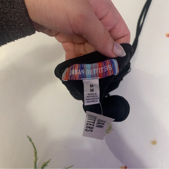 NWT Urban outfitters black cropped halter grouting out tie top size medium - Picture 4 of 5